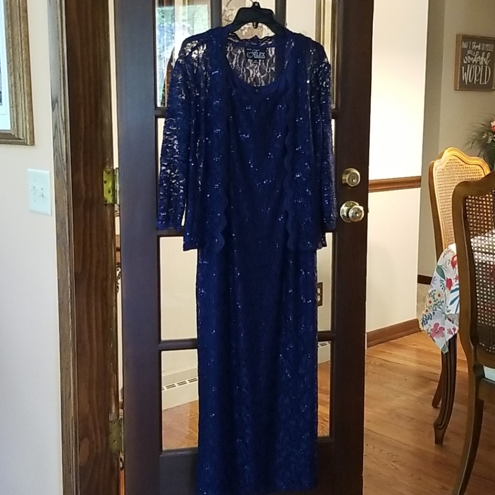 ALEX EVENING 2 piece sequined lace long dress. 12P